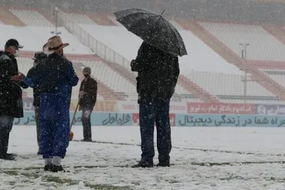 بازی پرسپولیس - هوادار بدون تماشاگر می‌شود؟ / صندلی تماشاگران یخ زده است / برف روبی زمین، ۵ ساعت مانده به آغاز مسابقه