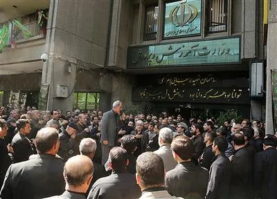 ناظم متعرض به چندین دانش آموز در تهران بازداشت شد / تشکیل پرونده قضایی / حکم مدیر مدرسه تعلیق شد / آموزش و پرورش: فرد خاطی نیروی آزاد بود که به عنوان معاون انضباطی جذب شده / تکذیب ارتباط فرد متعرض به دانش آموزان با خانواده امام جمعه اسبق شیراز