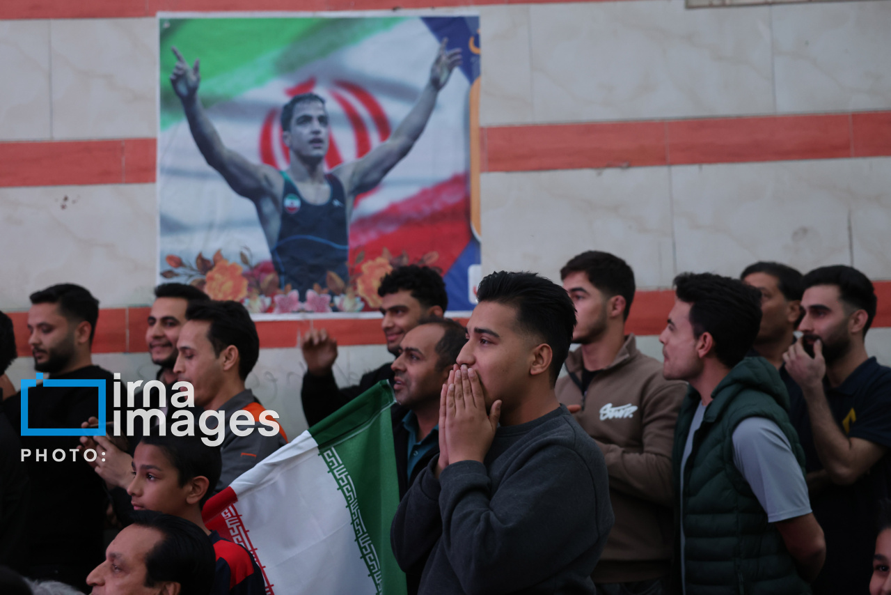 تصاویر: تماشای فینال کشتی آزاد قهرمانی جهان مقابل منزل «احمد محمدنژاد جوان»