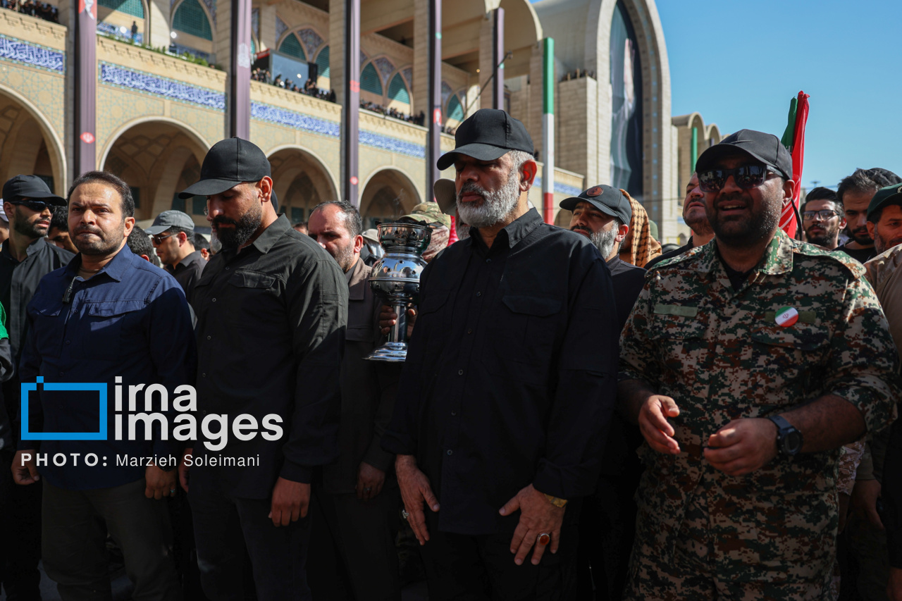 تصاویر: اقامه نماز بر پیکر رهبر شهید انقلاب