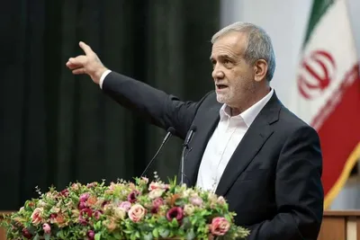 پزشکیان نوری به اندازه کف دو دست می‌بیند و خاک‌هایی که آن‌جا جمع شده بود را کنار می‌زند، سپس مسیری به بیرون باز کرده و خارج می‌شود/ رئیس‌جمهور دست دیگران را هم می‌گیرد تا خارج شوند؛ بلافاصله هم سوار بر اتومبیلی که آسیب دیده می‌شوند و به محل کار برمی‌گردند/ آن محل مجدداً دو بار دیگر مورد اصابت قرار می‌گیرد