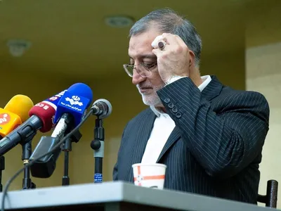 شماها گروه فشارید / بشین بابا مرد حسابی! / آنقدر غیرت داشتم بروم دادگاه؛ شما حاضرید یک سیلی بخورید؟ / خائن کسی‌ست که از محیط دانشگاه استفاده کرده و به ارکان نظام فحش می‌دهد / من فاسدم؟ / مرد حسابی، حرف‌های دلت را در اینترنت خواندی و اینجا تکرار می‌کنی؟ / قصه تعریف می‌کنید برای کسی که با واقعیت‌ها طرف است و به جنگ مفسدین رفته؟ / یک عمر است دارید داد می‌زنید / با «گروه فشار» کسی به جایی نمی‌رسد