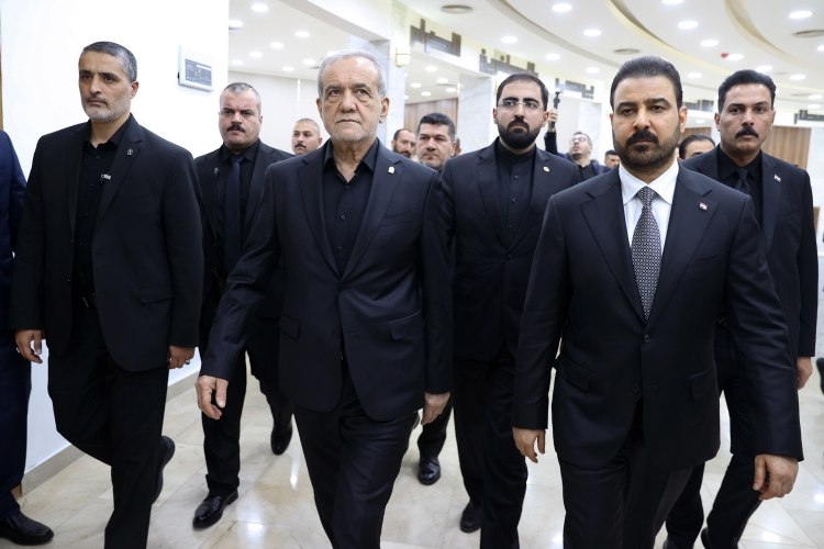 پزشکیان با استقبال رسمی نخست وزیر عراق وارد فرودگاه نجف شد