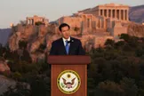 روبیو در یونان، هخامنشیان را در جایگاه تهدید تمدن غرب معرفی کرد: سپاهیان خشایارشا در آتن، معابد را غارت کردند، زیارتگاه‌ها را سوزاندند و آکروپولیس را با خاک یکسان کردند