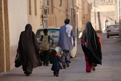 محل زندگی افغان‌های غیرمجاز در کارگاه‌ها و خانه‌های کارگاهی بود؛ در نتیجه خروج آن‌ها تأثیر چندانی در کاهش قیمت اجاره نخواهد داشت/ مجازات اجاره دادن خانه به اتباع غیرمجاز، مصادره ملک است/ از آن‌جا که اتباع افغان اجاره منزل را بین چند نفر تقسیم می‌کنند، قیمت هر چقدر هم که باشد، توسط آن‌ها پرداخت می‌شود