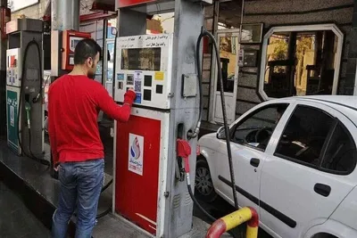 رئیس شورای اطلاع‌رسانی دولت: برای واردات بنزین در سال جاری، هزینه ۶ میلیارد دلاری پیش‌بینی می‌شود؛ در حالی که برای واردات کالا‌های اساسی حدود ۱۵ میلیارد دلار هزینه شده/ باید صادقانه بپرسیم که اگر از ابزار قیمت استفاده نکنیم، مسیر ادامه وضعیت فعلی [در حوزه انرژی] چه خواهد بود؟