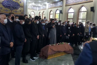 اقامه نماز بر پیکر خسرو آواز ایران / پیکر استاد شجریان به فرودگاه منتقل شد / همایون شجریان خطاب به مردمی که پشت درهای بسته محل اقامه نماز جمع شده بودند: تصمیم ستاد کرونا این بود که آیین اقامه نماز، به شکل محدود برگزار شد / وزیر ارشاد: مراسم تشییع در مشهد با حضور مردم برگزار می‌شود