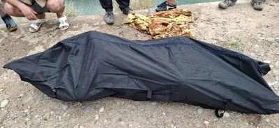 قتل دختر ۲۲ ساله توسط یک راننده/ خانواده ملیکا: دخترمان برای دوستش لوکیشن فرستاده و اعلام کرده بود رفتار راننده عجیب است/ پلیس: مقتول با راننده درگیر شده و از سوی وی به قتل رسیده بود/ قاتل مسافربر، علاوه بر سرقت طلا‌های دختر جوان، گوشی تلفن همراه او را هم ربوده/ تحقیقات برای دستگیری متهم ادامه دارد