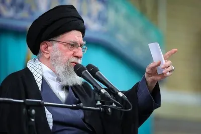 رهبر انقلاب: رئیس جمهور آمریکا مرتب می‌گوید «ارتش ما قوی‌ترین ارتش دنیا است»؛ قوی‌ترین ارتش دنیا ممکن است گاهی آن‌چنان سیلی بخورد که از جا نتواند بلند شود/ خطرناک‌تر از ناو، آن سلاحی است که می‌تواند آن را به قعر دریا بفرستد