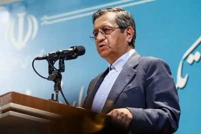 همتی: بعضی از اقدامات در سال‌های گذشته باعث خروج مردم از صحنه شد، این برای نظام خوب نیست/ باید بتوانیم مردم را در صحنه نگه داریم؛ بخشی از این موضوع به وزارت اقتصاد برمی‌گردد/ خوشبختانه جهت دیدگاه مقامات عالی رتبه کشور، توجه بیشتر به مردم است