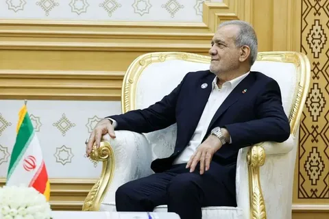 پزشکیان: در دیدار هفت ساعته با رهبری، پیشنهاد دادم گروهی مشخص شوند تا مسئولیت انتخاب مدیران و واگذاری مسئولیت‌ها را بر اساس لیاقت و شایستگی بر عهده بگیرند/ هر کسی بخواهد، می‌تواند از من انتقاد کند، اما آیا من مقصرم که وارث چنین وضعیتی هستم؟ در این شرایط باید چه کار کنم؟ به هر کسی می‌خواهی دست بزنی، یک جایی مسئله درست می‌کند/ من مگر دیوانه‌ام که اگر حرف درستی گفته شود، آن را نپذیرم؟