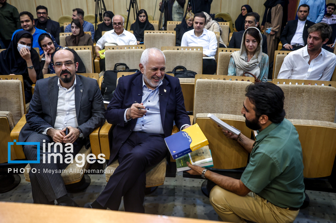 تصاویر: رونمایی و بررسی سه کتاب از «محمدجواد ظریف»
