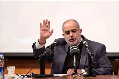 آن جلسه دو بخش داشت؛ «روحانی» مخالف تک‌نرخی شدن بود؛ می‌گفت هر نرخ‌گذاری‌ای موجب شکل گیری بازار‌های چندگانه خواهد شد/ در بخش تعیین قیمت، او بر نرخ ۳۹۰۰ مصوب مجلس در لایحه بودجه تاکید داشت، ولی در نهایت ۴۲۰۰ به وی تحمیل شد