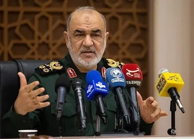 سرلشکر سلامی: ما نرفته بودیم تا بخشی از خاک سوریه را به خاک خودمان ملحق کنیم / تا ما بودیم، مردم سوریه زندگی می‌کردند / الان صهیونسیت‌ها می‌توانند با چشم غیرمسلح درون خانه خانواده‌های دمشق‌نشین را ببینند؛ این واقعا قابل تحمل نیست / حالا می‌بینیم اگر یک ارتش نایستد و نیروی مسلح مقاومت نکند چگونه در یک چشم بر هم زدن تمام سرزمینش اشغال می‌شود