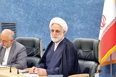 رئیس قوه قضائیه: ممکن است به مرور زمان عده‌ای چنین ادعا کنند که فلان بخش از قانون اساسی، امروز دیگر جواب نمی‌دهد، اما این قانون خط قرمز ما است/ در اصل چهارم قانون اساسی تصریح شده که همه مقررات باید مبتنی بر موازین اسلامی باشند/ افرادی که زمانی اصطلاحاً انقلابی دو آتشه بودند، اکنون مُستحیل شده‌اند و مصرحات قانون اساسی را انکار می‌کنند