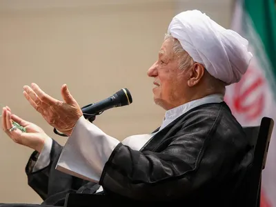 خاطرات آیت الله هاشمی رفسنجانی، ۱۱ آذر ۱۳۷۷: خاتمی بسیار ناراحت و كلافه است؛ گفت، اگر مى‌دانستم وضع چنين مى‌شود، در انتخابات شركت نمى‌كردم / گروهى را مأمور بررسی قتل فروهرها کرده است
