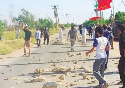 مساحت کل زمین متعلق به بنیاد مستضعفان ۳۰۰ هکتار است / ۱۰۰ هکتار آن قبلا توسط این بنیاد به برخی افراد واگذار شده / از ۱۵ سال گذشته عده ای سودجو ۲۰۰ هکتار باقیمانده را قطعه بندی و به برخی افراد واگذار کردند / قرار بود به هر یک از  ۳۵ خانوار ساکن در آنجا ۵۰ میلیون بعنوان پیش پرداخت برای سکونت در شهر جدیدالتاسیس رامین اعطا شود / قرار بود تا راه اندازی آن شهر، خانه های آنان تخریب نشود / بقیه زمین‌هایی که به باغ ویلا تبدیل شده باید تخریب شود / در درگیری روز تخریب ۴ نیروی امنیتی و ۴ نفر از مردم عادی مجروح شدند