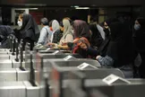 استقرار ۴۰۰ «حجاب‌بان» در مترو تهران توسط شهرداری / وظیفه این افراد تذکر لسانی، ممانعت از ورود به واگن‌های مترو و تحویل بد‌حجاب‌ها یا بی‌حجاب‌ها به پلیس است