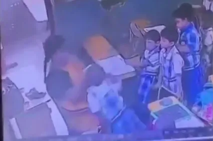 ببینید/ مرگ دانش‌آموز هندی پس از سیلی خوردن از معلم