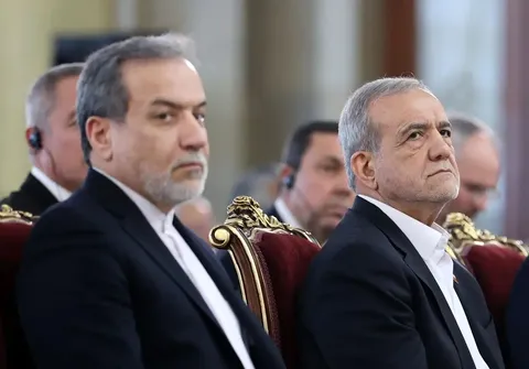 پزشکیان: متأسفانه عده‌ای به عراقچی بی‌احترامی می‌کنند؛ من نمی‌دانم کدام دین و مذهب به انسان اجازه می‌دهد به دیگری تهمت بزند، ناسزا بگوید یا بی‌احترامی کند