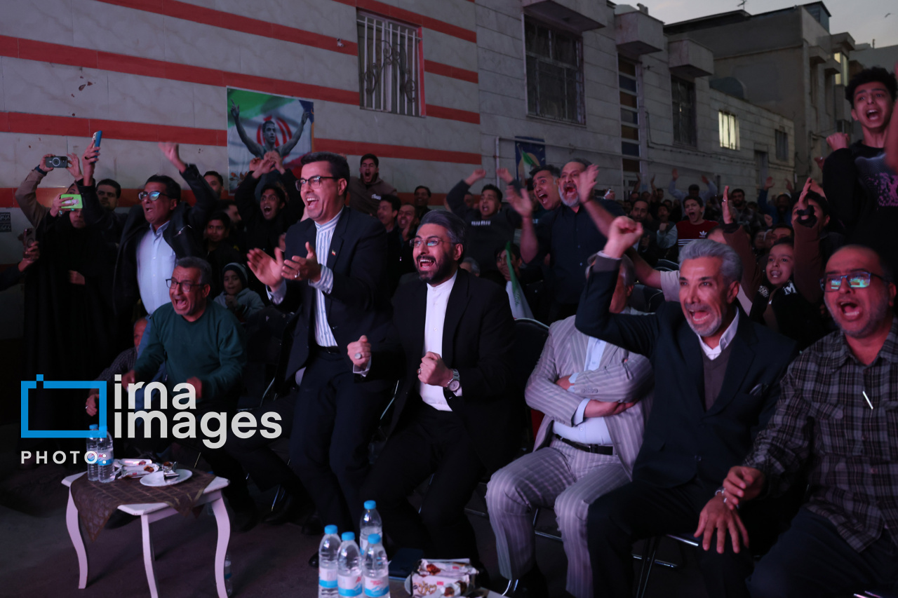 تصاویر: تماشای فینال کشتی آزاد قهرمانی جهان مقابل منزل «احمد محمدنژاد جوان»