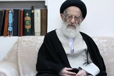 نامه تند آیت الله یزدی به آیت الله شبیری زنجانی: تصاویر شما در کنار برخی افراد مسئله دار موجب ناراحتی شده؛ دو بار با شما درباره این مسائل گفتگو کردم، اما جوابتان قانع کننده نبود / چطور برای این ملاقات با این آقایان در تهران فرصت دارید؟ / این گونه مسائل تکرار نشود؛ احترام شما در سایه احترام به نظام، رهبری و شان مرجعیت است