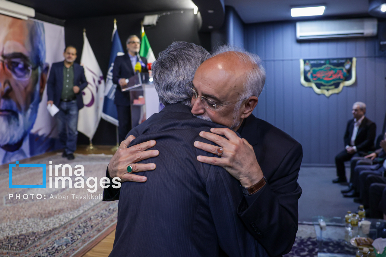تصاویر: رونمایی از یادنامه شهید «سیدکمال خرازی»