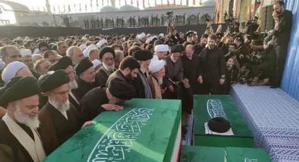 ببینید/ وداع آیت‌الله جوادی آملی با پیکر رهبر شهید