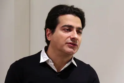 همایون شجریان در میان دوستداران پدرش: من به خاطر کرونا نه می‌توانم از کسی بخواهم که برای مراسم تشییع بیاید و نه می‌توانم بگویم نیایید / فردا  پیکر استاد را به مشهد منتقل می‌کنیم