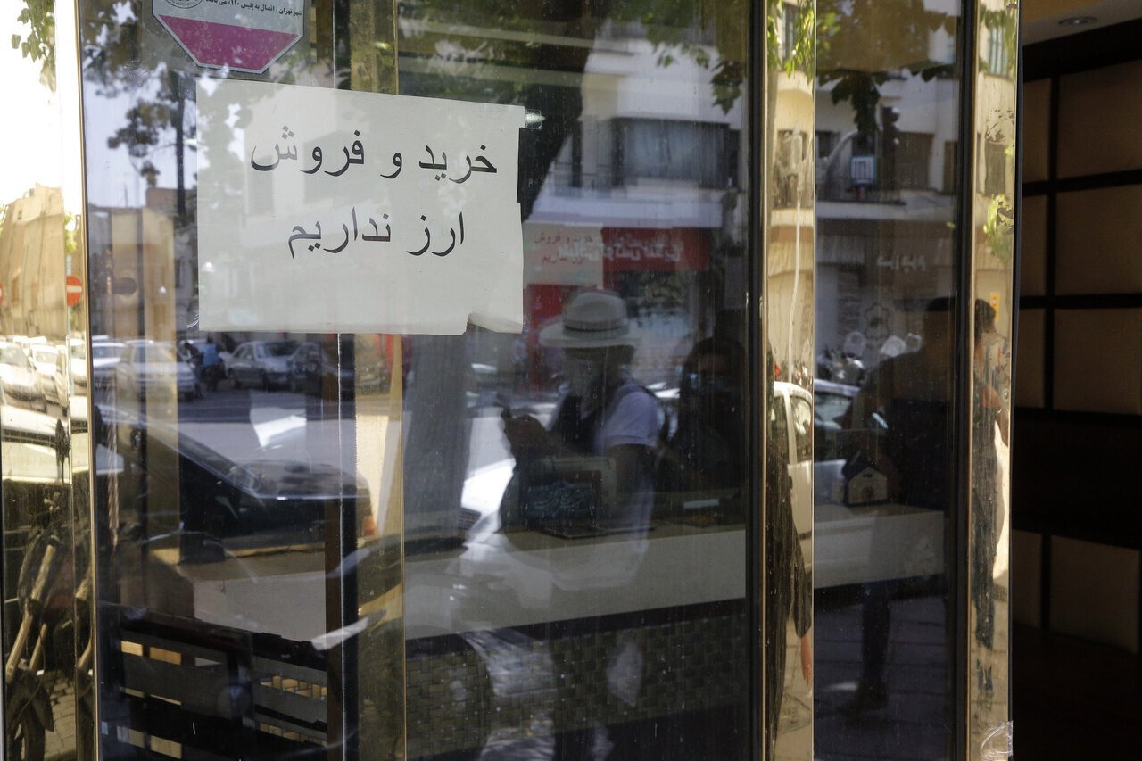خبرگزاری دولت: دلار ۱۶۰ هزار تومانی هم خریدار ندارد/ امیدواری به کاهش بیشتر نرخ‌ها / قیمت ارز تا حدود ۲۰ درصد می‌تواند کاهش قیمت را تجربه کند