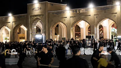 ببینید/ آشتی دو هیات یزدی و تبریزی که در حرم امام رضا (ع) درگیر شده بودند