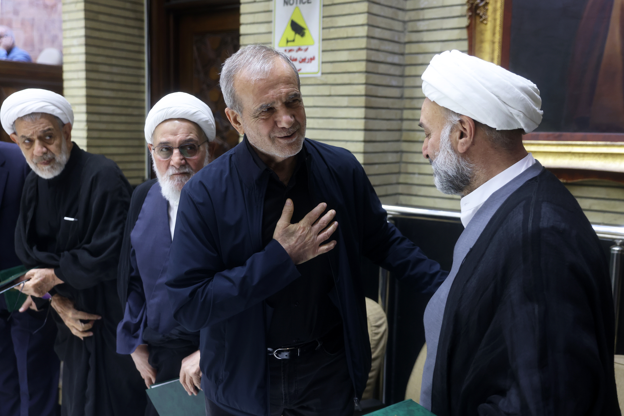 تصاویر: حضور پزشکیان در مراسم ختم پدر محمدباقر ذوالقدر، دبیر شورای عالی امنیت ملی