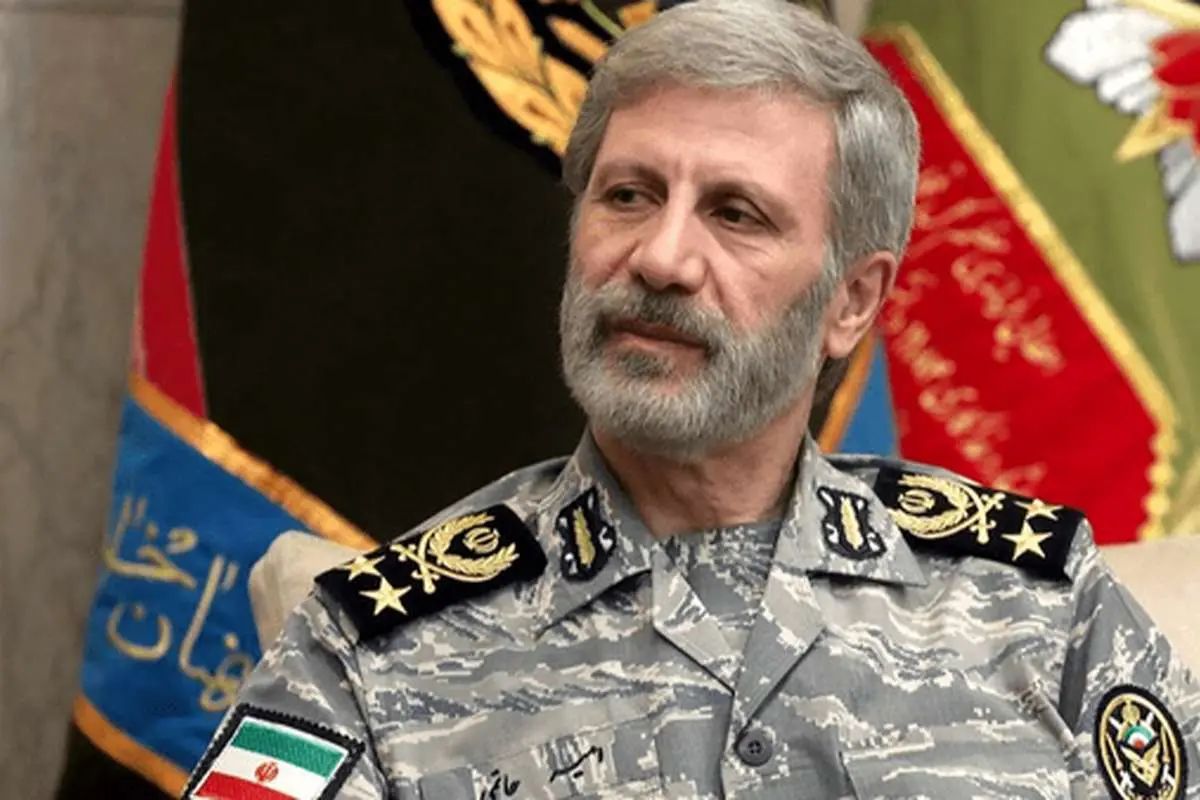 فرمانده کل ارتش: آمریکایی‌ها زیادی روی خودشان حساب کرده بودند، آن‌ها فکر کردند که اینجا هم ونزوئلا است؛ اینجا ایران است که سی میلیون جان‌فدا دارد