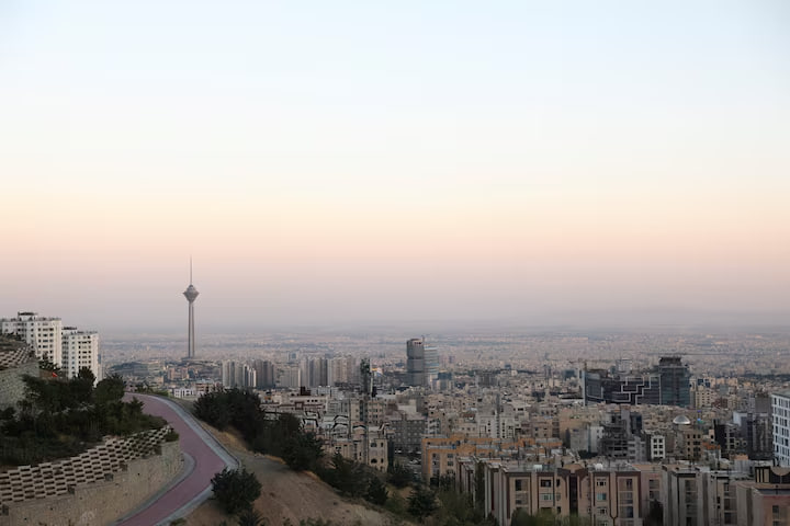 در توافق میان امریکا و ایران، یک صندوق خصوصی ۳۰۰ میلیارد دلاری برای هدایت سرمایه‌گذاری در ایران پیش‌بینی شده؛ بیش از نیمی از این مبلغ نیز تاکنون تعهد شده/این صندوق به‌گونه‌ای طراحی شده که برای هر دو طرف انگیزه‌ای اقتصادی جهت دستیابی به توافق نهایی ایجاد کند/  شرکت‌هایی مستقر در آمریکا، کشورهای عربی حوزه خلیج فارس، آسیا، آمریکای جنوبی و آفریقا برای تأمین مالی این صندوق اعلام تعهد کرده‌اند