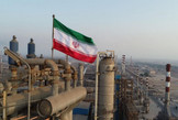 نیویورک تایمز: پس از لغو محاصره دریایی و تا قبل از بازگشت مجدد آن، ایران ۴۵ تا ۵۰ میلیون بشکه نفت به ارزش چندین میلیارد دلار را با شتاب از کشور خارج کرد/ این رقم نقدینگی مورد نیاز اقتصاد آسیب‌دیده ایران را تأمین کرد / معافیت تحریم فروش نفت ایران به تهران اجازه داد نفت خود را با قیمت‌های جهانی بازار بفروشد، نه با تخفیف‌های سنگین؛ این معافیت اکنون دوباره لغو شده