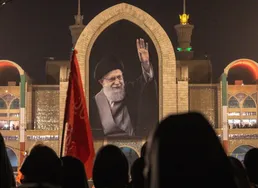 ویدیو / لحظۀ ورود پیکر رهبر شهید به حرم حضرت علی