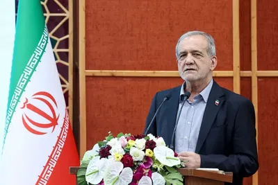 پزشکیان: در موضوع بنزین، برخی گلایه کردند که چرا افزایش قیمت می‌دهید، من گفتم بحث ما اجرای عدالت است/ ۴ میلیارد دلار بنزین را با نرخ حدود ۶۰ هزار تومان وارد می‌کنیم، اما آن را ۱۵۰۰ تومان به یک عده می‌فروشیم/ شما بفرمایید من چه باید کنم؟ آیا همچنان ارز را صرف خرید بنزین کنم، آن را با قیمت بسیار پایین بفروشم و بعد برای تأمین کالا‌های اساسی مردم ارز نداشته باشم؟