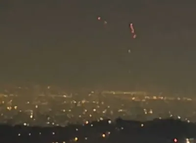 ببینید/ پاسخ پدافند به تجاوز اسرائیل در مرکز و شرق تهران/ لحظه انهدام یک ریزپرنده
