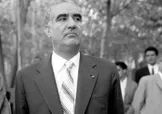 یادداشت‌های علم، یکشنبه ۱۰ تیر ۱۳۵۲: چون معامله با کمپانی نفت اشلند را فلاح انجام می‌دهد، اقبال آن را به هم می‌زند