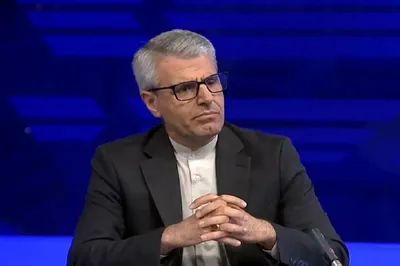 آماده گفت‌وگو درباره سطح غنی‌سازی و میزان ذخایر هستیم/ اگر هدف مذاکرات دستیابی به نتیجه باشد، باید نوعی مصالحه وجود داشته باشد و این همان بخش دشوار کار است/ یک دست دادن کوتاه میان وزیر خارجه ایران و نماینده آمریکایی در عمان صورت گرفت/ در مذاکرات در صورت لزوم پیام‌ها به صورت مکتوب ارائه می‌شوند