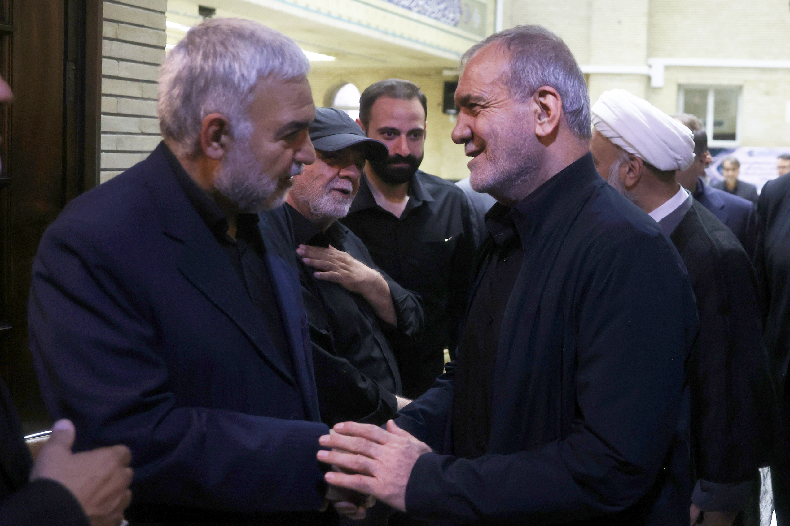 تصاویر: حضور پزشکیان در مراسم ختم پدر محمدباقر ذوالقدر، دبیر شورای عالی امنیت ملی