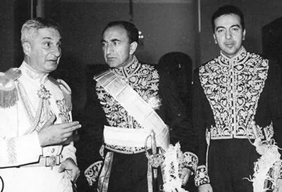 یادداشت‌های علم، پنجشنبه ۳۰ آذر ۱۳۵۱: بین منجمله کارت‌های کریسمسی که از همه سران عالم رسیده کارت پرنس و پرنسس موناکو خیلی جلب نظر کرد؛ عکس فرزندانش را هدیه کرده بود