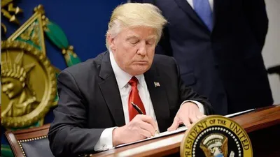 نانسی پلوسی و چاک شومر: اعلام وضعیت اضطراری برای یک بحران غیرواقعی، خلاف قانون اساسی است / کشور ناامن‌تر می شود