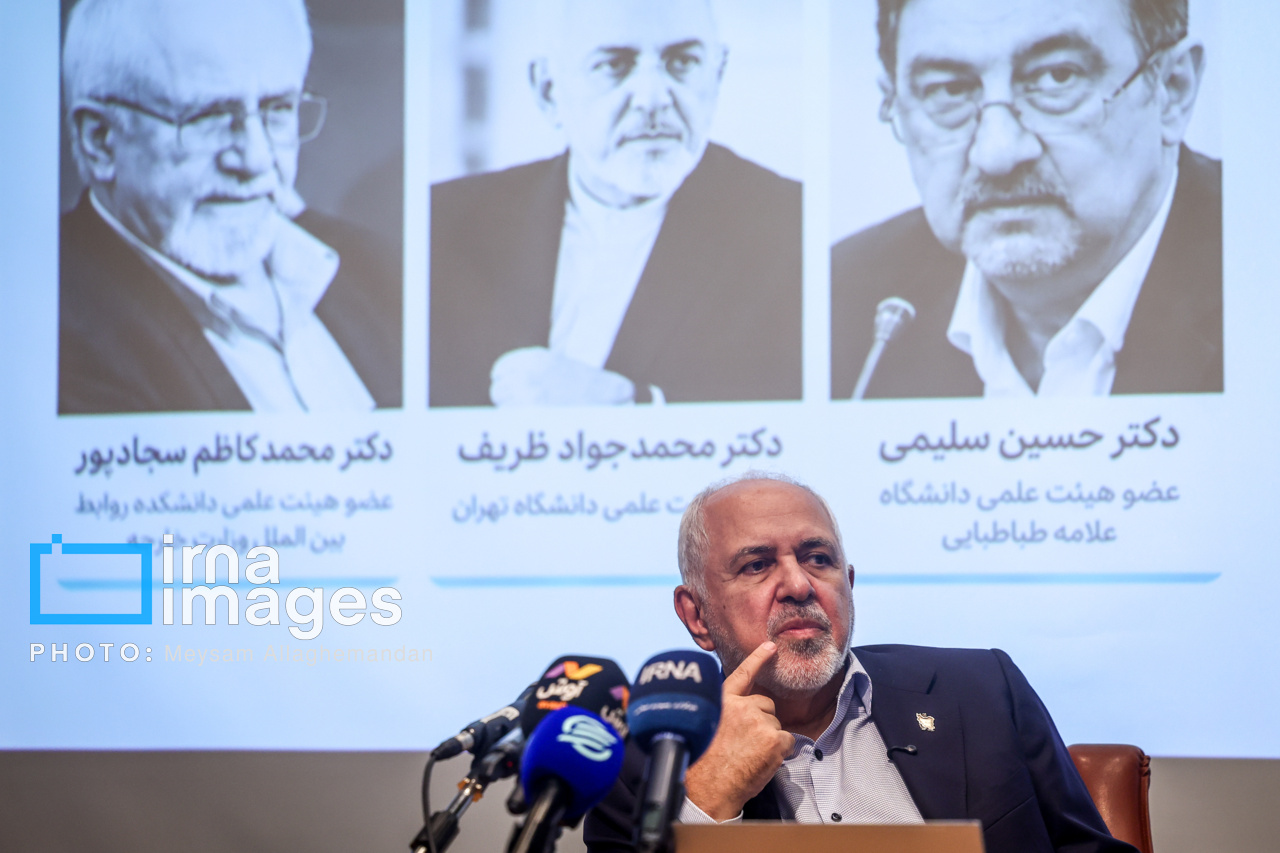 تصاویر: رونمایی و بررسی سه کتاب از «محمدجواد ظریف»