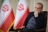 پزشکیان: ما به آمریکا چه دادیم؟ کلی دستاورد داشتیم بااین‌حال، عده‌ای می‌گویند این افراد خائن‌اند و طرف مقابل به هیچ‌چیز عمل نکرده /  یک بند پیدا کنند که در آن کوتاه آمده باشیم / چرا باید دائماً بگوییم بجنگیم؟ /کسی که نمی‌داند همین‌جوری می‌گوید بزن، تبعاتش را هم باید دید / عده‌ای که کنار گود نشسته‌اند، فقط می‌گویند «لنگش کن»