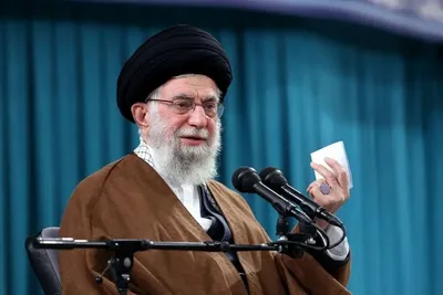 رهبر معظم انقلاب: تنها در صورتی که آمریکا پشتیبانی خود را از رژیم صهیونیستی به طور کامل قطع کند، پایگاه‌های نظامی‌اش را از منطقه جمع‌آوری کند و در امور آن‌ دخالت نکند، درخواست آن‌ها برای همکاری با ایران نه در آینده نزدیک، بلکه برای بعدها، قابل بررسی خواهد بود