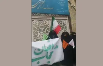 تجمع ده نفری رادیکال ها در مقابل بیت آیت الله جوادی آملی: آمده ایم تا اتمام حجت کنیم؛ برخی از علمای ما که باید پشتیبان جبهه انقلاب باشند، سکوت کرده اند / پزشکیان مقابل قانون صریح اسلام قد علم کرده است