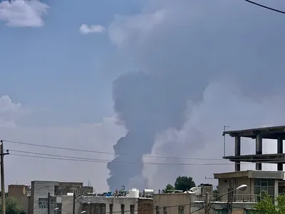 آتش سوزی گسترده نی‌زارهای شرق شیراز/ آتش نشانی: امداد هوایی نیاز است