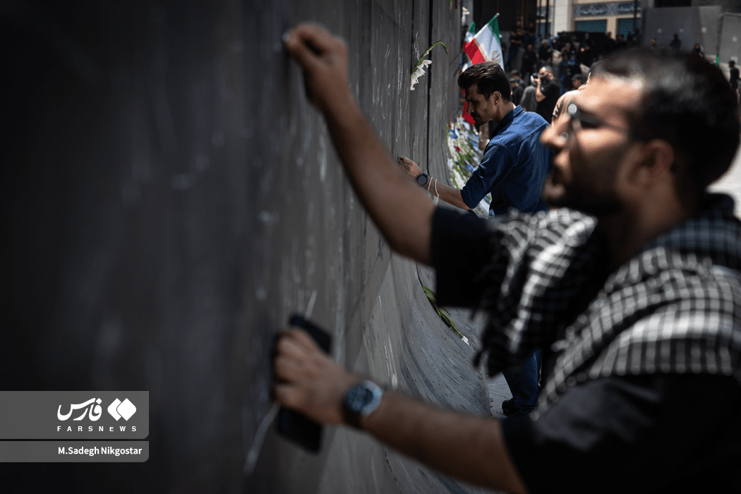 تصاویر: دیوارهای مصلی؛ دفتر یادگار زائران رهبر شهید انقلاب