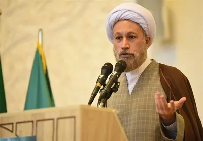 امام جمعه شیراز: در زمان غیبت حضرت ولی عصر (عج) خود حضرت کسی را تعیین کرده که در جایگاه رهبری قرار بگیرد / اگر از امامی که امروز خدا واجب کرده که اطاعتش کنیم، فرمانبرداری نکنیم با مشکل روبرو خواهیم شد